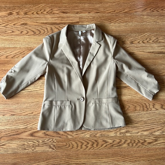 Cream Colored Quarter Sleeve Blazer Size Medium - Picture 1 of 4